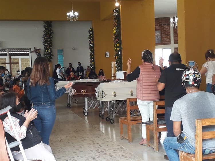 Entre llanto y dolor, sepultan a familia fallecida tras deslave por ‘Grace’ en Xalapa