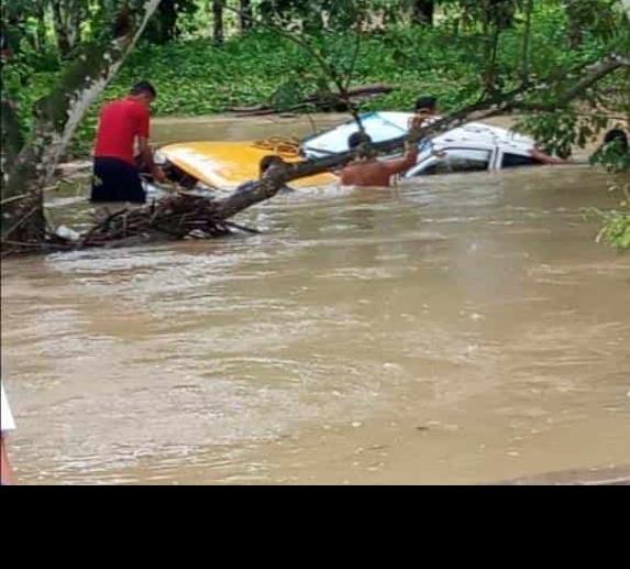 Taxi de Córdoba es arrastrado por el río, en Tezonapa; lugareños rescatan a conductor