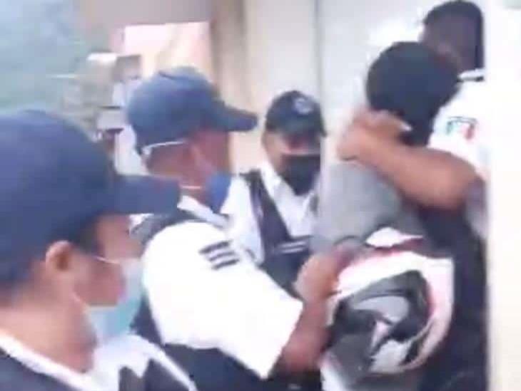 Pareja de motociclistas denuncia presunta detención arbitraria en Orizaba