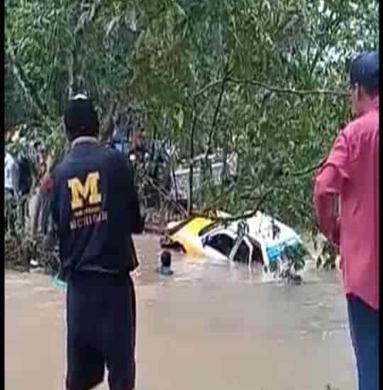 Taxi de Córdoba es arrastrado por el río, en Tezonapa; lugareños rescatan a conductor