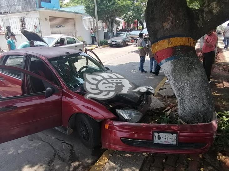 Estampan vehículo contra árbol; 3 mujeres lesionadas