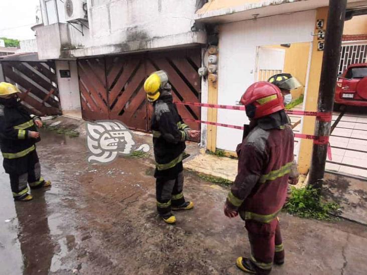 Se registra conato de incendio afueras de un edificio en Veracruz