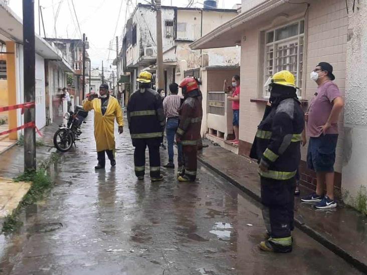 Se registra conato de incendio afueras de un edificio en Veracruz