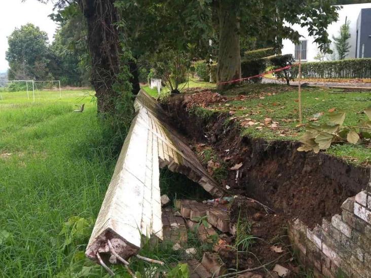 Barda entre hospital y escuela de Xalapa, una de las afectadas por lluvias de Grace