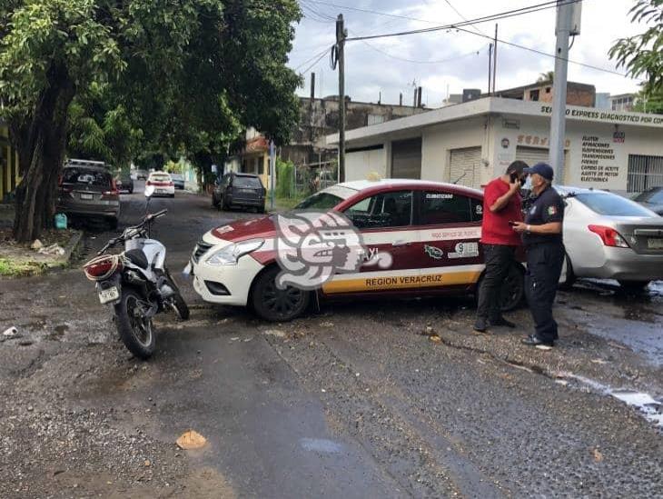 Pareja motociclista choca contra automóvil en la colonia Ortiz Rubio