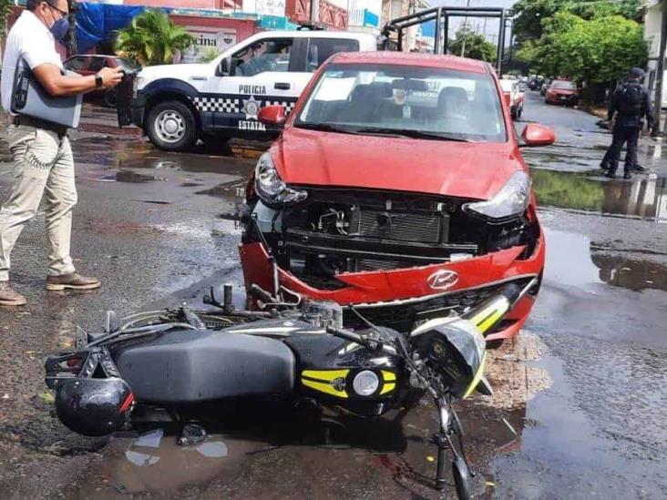 Automóvil impacta a motociclista en Fraccionamiento Reforma