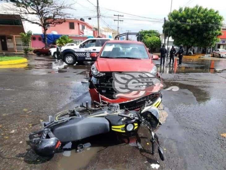 Automóvil impacta a motociclista en Fraccionamiento Reforma