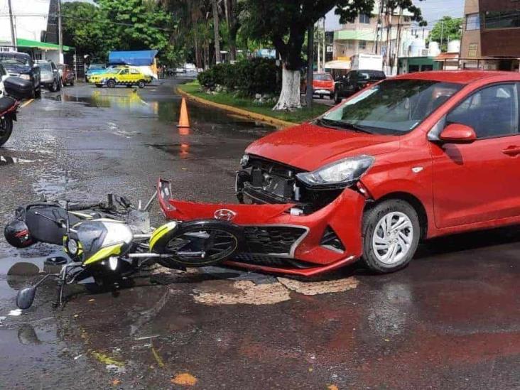 Automóvil impacta a motociclista en Fraccionamiento Reforma