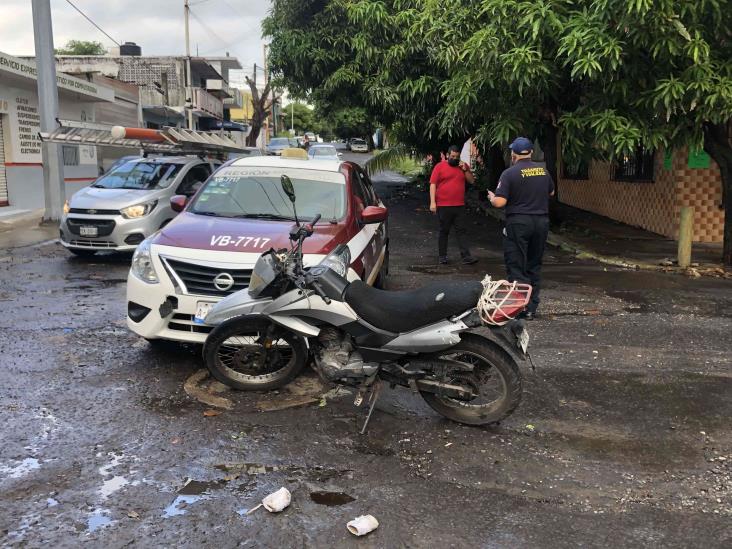 Pareja motociclista choca contra automóvil en la colonia Ortiz Rubio