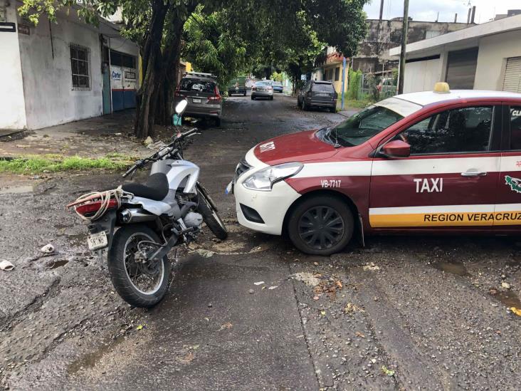 Pareja motociclista choca contra automóvil en la colonia Ortiz Rubio