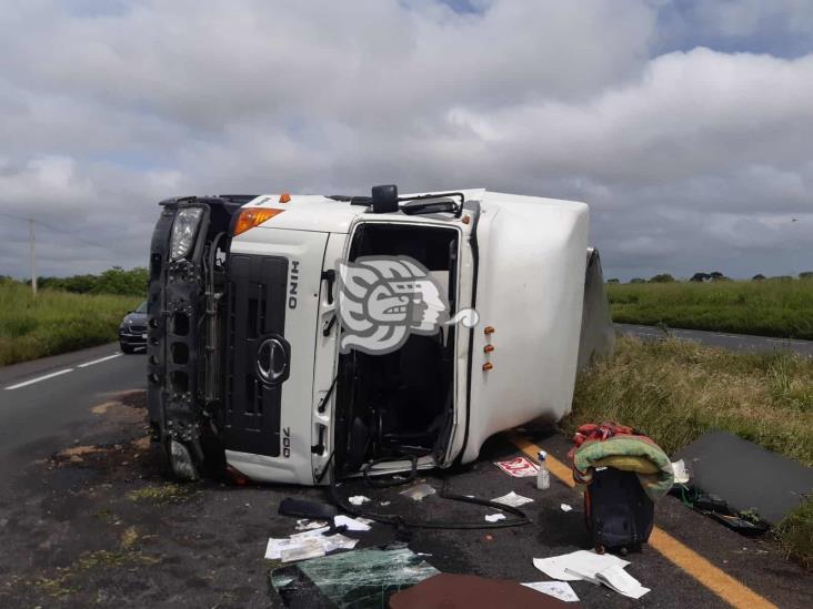 Vuelca tracto que transportaba verdura en la autopista en Acayucan