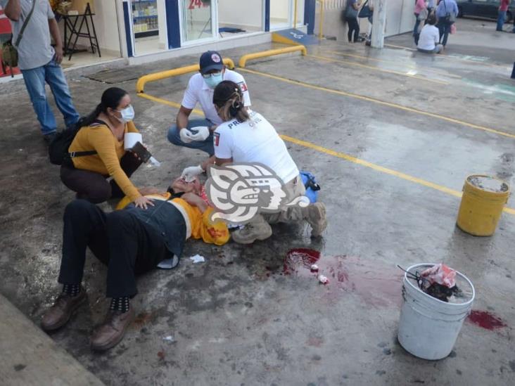 Anciano se golpea la cabeza tras resbalarse en puente de Boca del Río