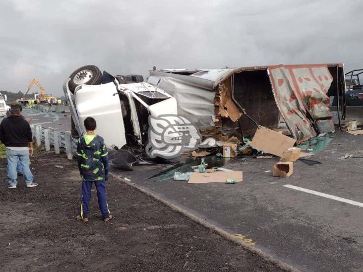 Vuelca camión en el libramiento Xalapa-Perote; muere su conductor