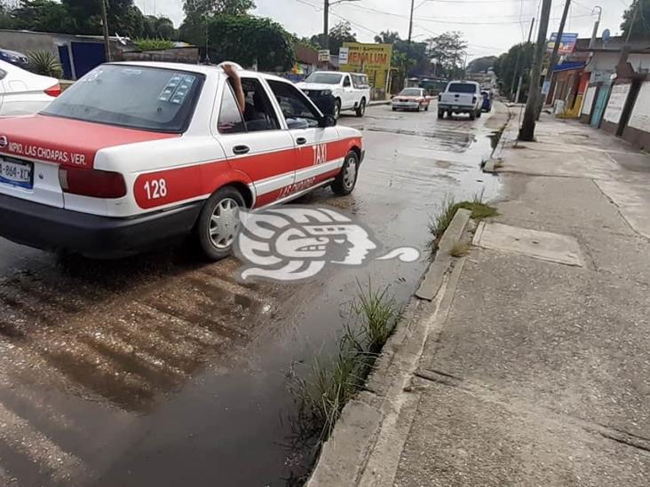 Fuga de aguas residuales, foco de infección en calles de Las Choapas