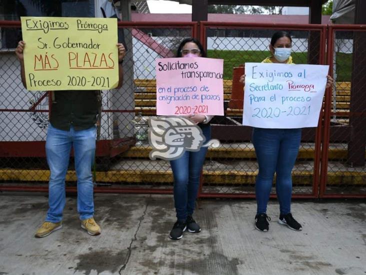 Maestros se manifiestan en la SEV; piden más plazas