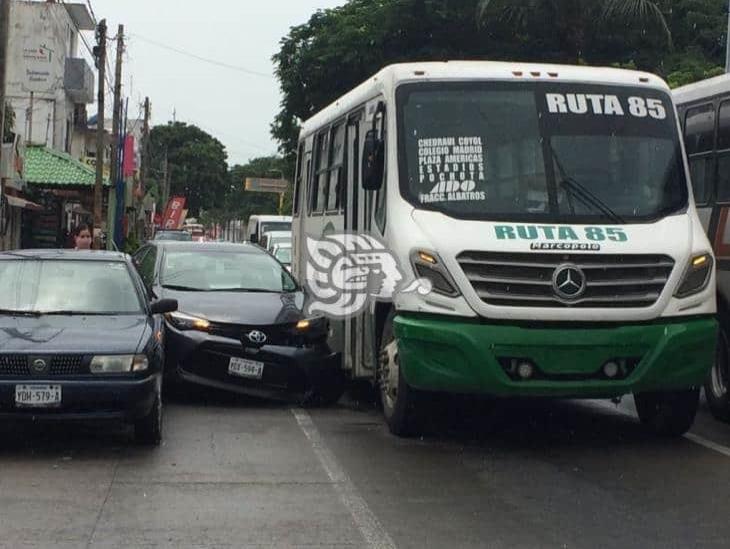 Percance entre dos vehículos y un autobús del servicio urbano