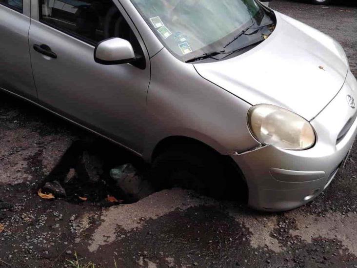 Cae vehículo a socavón en Boca del Río