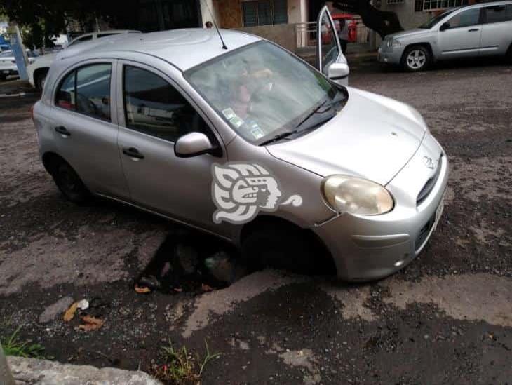 Cae vehículo a socavón en Boca del Río