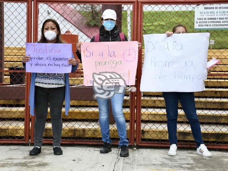 Maestros se manifiestan en la SEV; piden más plazas