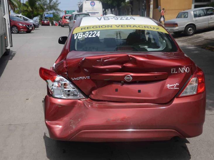 Choque entre dos unidades de servicio deja solo daños materiales en Veracruz