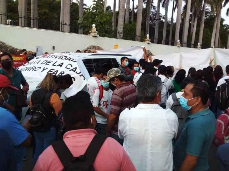 En Chiapas, conferencia presidencial arranca sin AMLO; CNTE bloquea el acceso