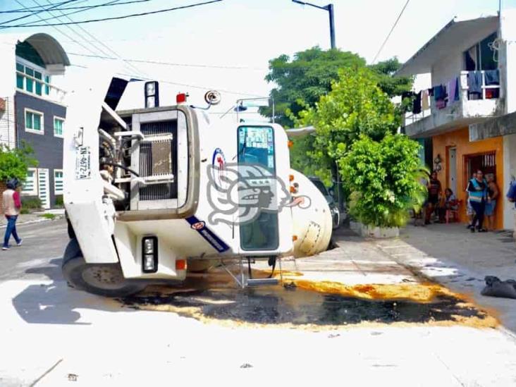 Socavón se traga camión revolvedora en calles de Veracruz