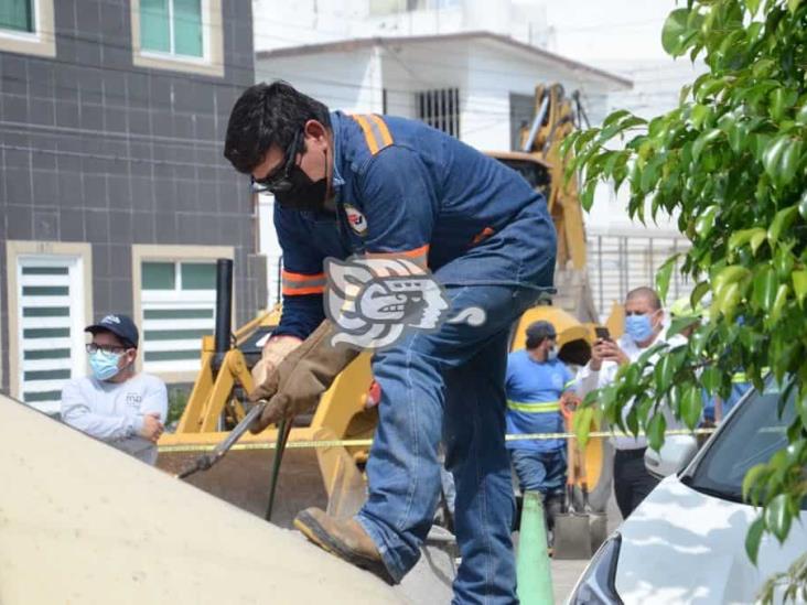 Socavón se traga camión revolvedora en calles de Veracruz