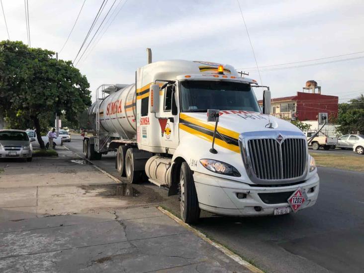 Fuerte accidente entre tráiler y auto deja daños materiales en Veracruz