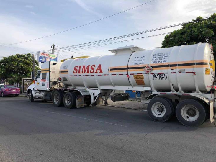 Fuerte accidente entre tráiler y auto deja daños materiales en Veracruz