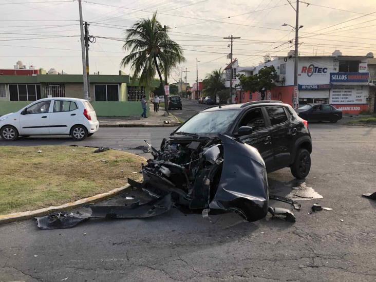 Fuerte accidente entre tráiler y auto deja daños materiales en Veracruz