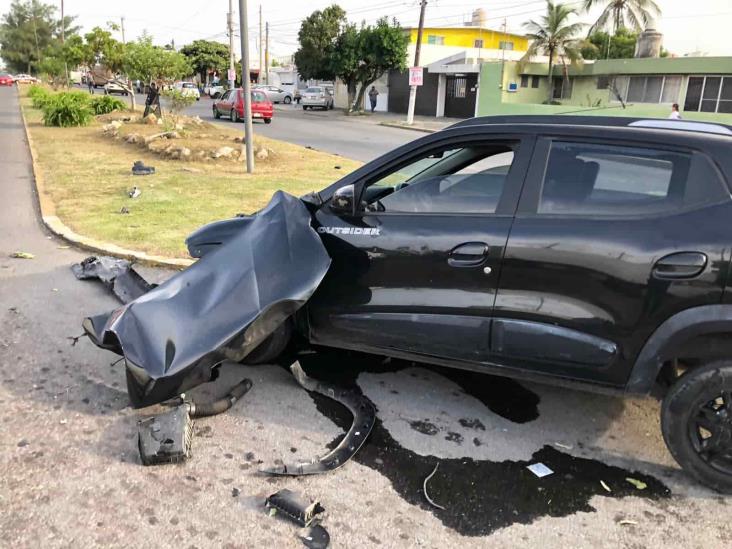 Fuerte accidente entre tráiler y auto deja daños materiales en Veracruz