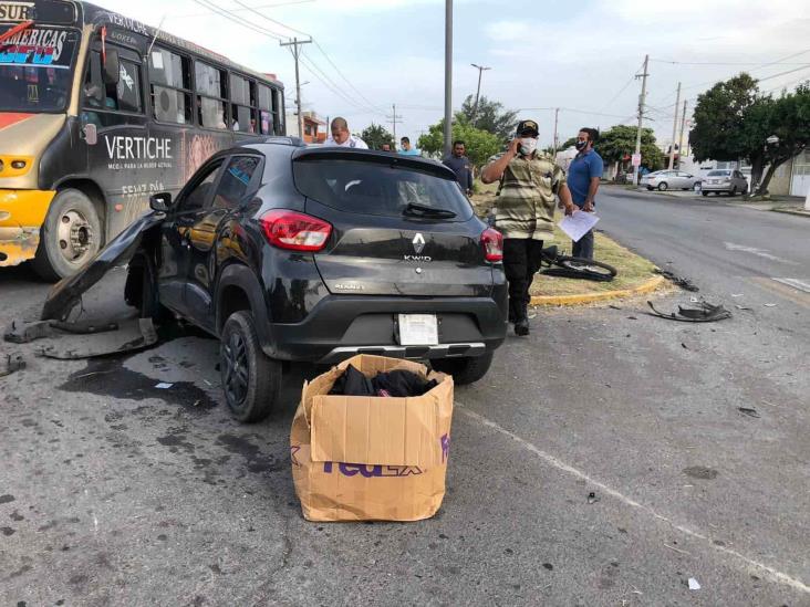 Fuerte accidente entre tráiler y auto deja daños materiales en Veracruz