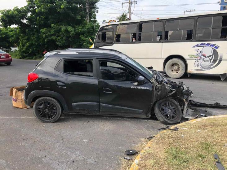 Fuerte accidente entre tráiler y auto deja daños materiales en Veracruz