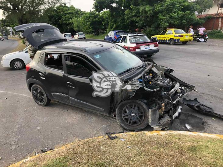 Fuerte accidente entre tráiler y auto deja daños materiales en Veracruz