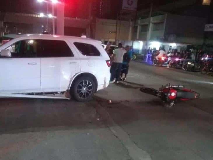 Pareja abordo de una motocicleta choca contra camioneta por ir a exceso de velocidad