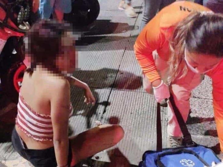 Pareja abordo de una motocicleta choca contra camioneta por ir a exceso de velocidad