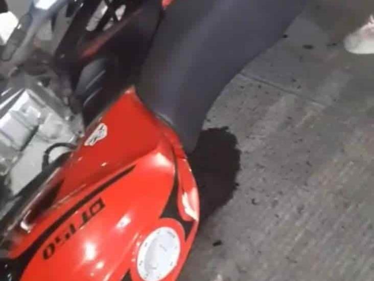 Pareja abordo de una motocicleta choca contra camioneta por ir a exceso de velocidad