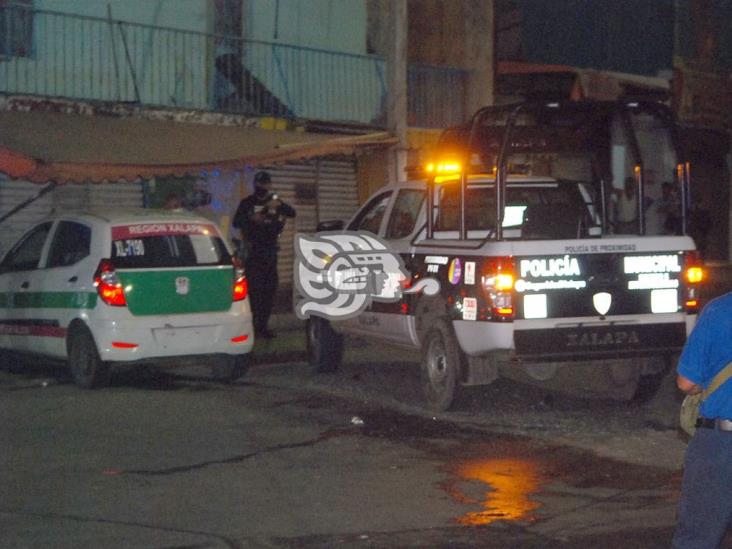 Choque entre patrulla y taxi en Xalapa deja al menos cuatro heridos