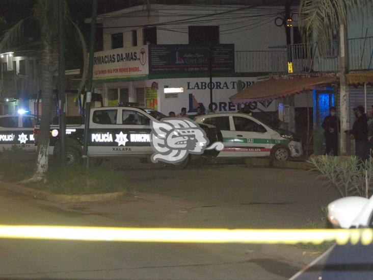 Choque entre patrulla y taxi en Xalapa deja al menos cuatro heridos