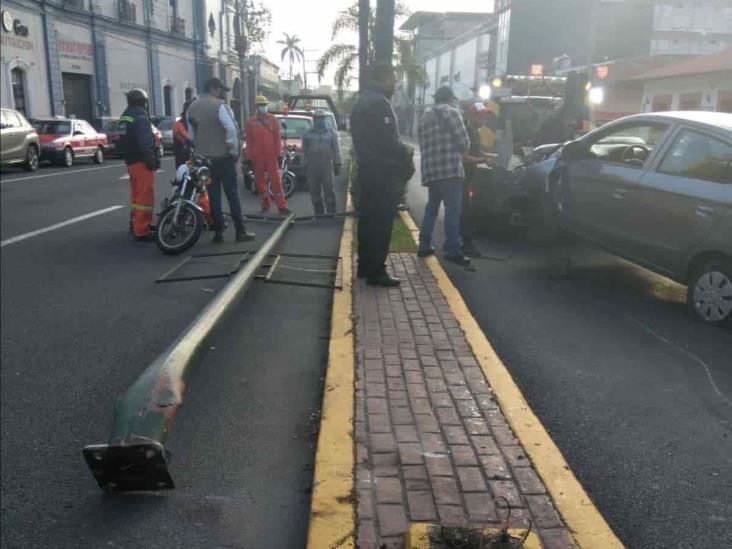 Hombre resulta herido tras chocar su vehículo contra poste de alumbrado público