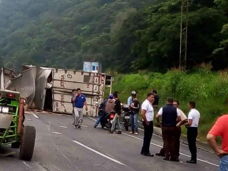 Tráiler vuelca en Nogales y deja daños materiales invaluables