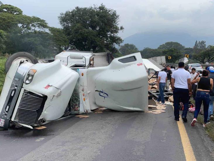 Tráiler vuelca en Nogales y deja daños materiales invaluables