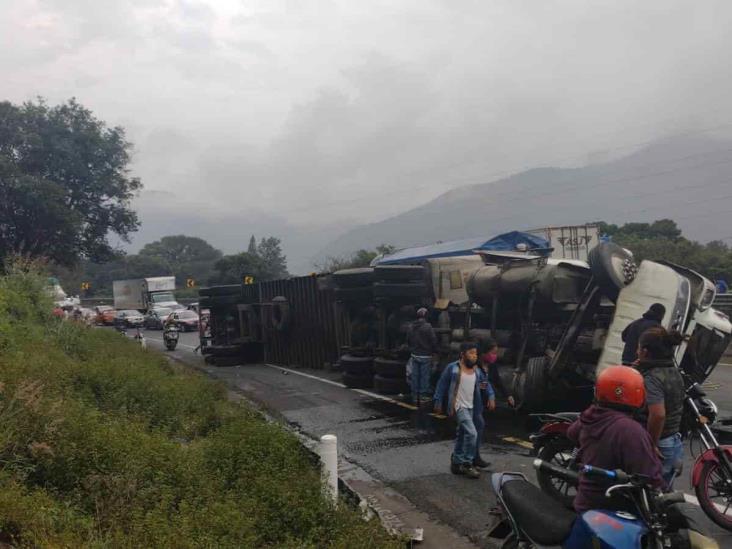 Tráiler vuelca en Nogales y deja daños materiales invaluables