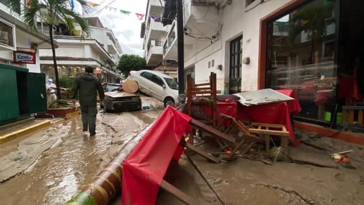 Un hotel se derrumba en Puerto Vallarta tras el paso del huracán Nora