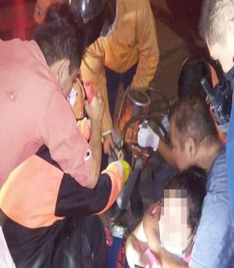 Mujer se atora en rejilla de alcantarilla y sufre gran herida, en Xalapa