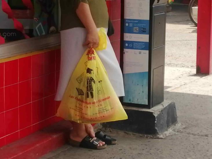 Calles del mercado con alta afluencia de padres realizando últimas compras escolares