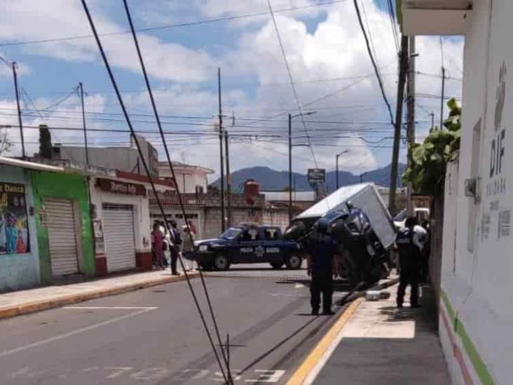 Asaltantes vuelcan camioneta robada en Orizaba; no reportan heridos ni lesionados