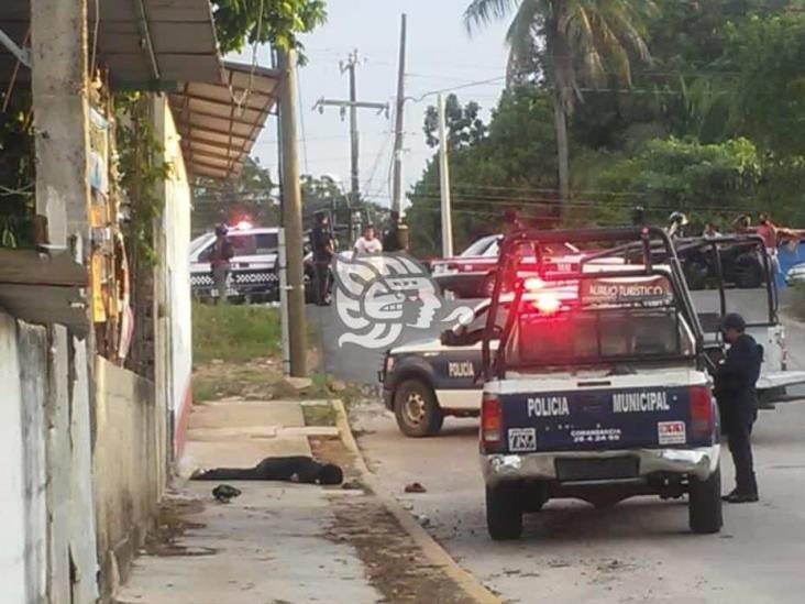Ataque armado frente a cantina de Jáltipan; un muerto y otro herido