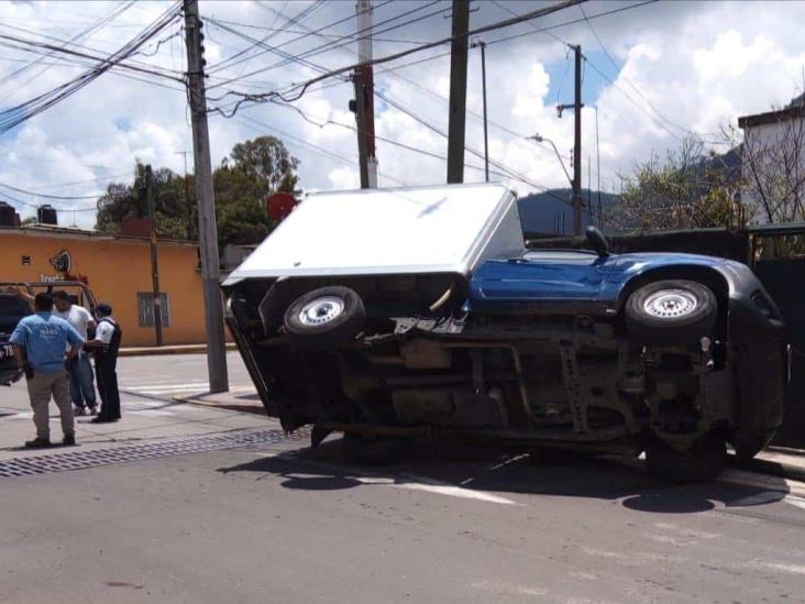 Asaltantes vuelcan camioneta robada en Orizaba; no reportan heridos ni lesionados