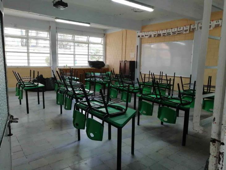 Regreso a clases en Xalapa, con muchas sillas vacías, cubrebocas y caretas